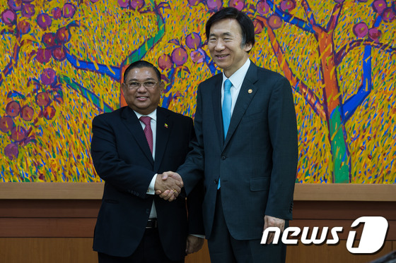 (서울=뉴스1) 유승관 기자 = 윤병세 외교부 장관이 6일 서울 도렴동 정부서울청사 별관에서 운나 마웅 륀 미얀먀 외교장관과 만나 악수하고 있다. 2015.4.6/뉴스1