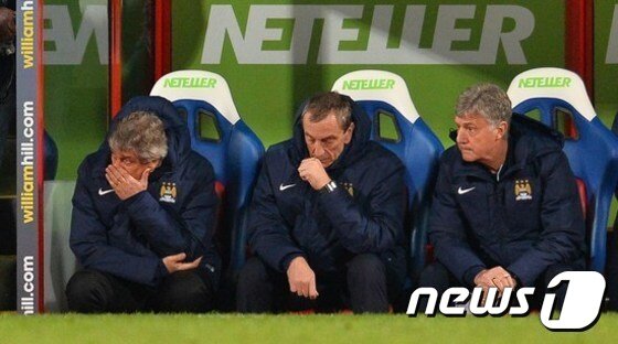 본문 이미지 - 맨체스터 시티의 마누엘 페예그리니 감독(맨 왼쪽)과 코칭 스태프가 7일 새벽(한국시간)에 열린 크리스탈 팰리스와의 경기에서 실점한 뒤 실망하고 있다. 이날 패배로 맨시티는 4위로 순위가 추락하며 사실상 올 시즌 무관이 유력해졌다. 맨시티 부진의 가장 큰 이유로는 노쇠화 된 선수층이 꼽힌다. ⓒ AFP=News1