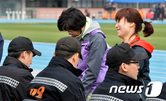 (수원=뉴스1) 이재명 기자 = 7일 오전 경기도 수원시 장안구 수원종합운동장에서 열린 2015년 경기도 소방공무원 체력검정에서 소방공무원들이 악력 측정을 하고 있다. 2015.4 …