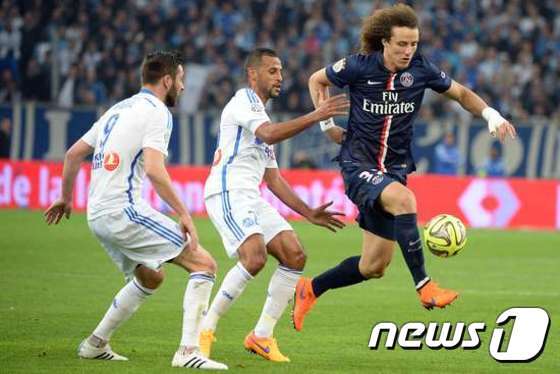 본문 이미지 - 파리 생제르맹이 주전 수비수 다비드 루이스와 미드필더 티아고 모타에 울상을 짓고 있다. 두 주전 이탈 속 파리 생제르맹은 남은 4월 동안 바르셀로나와의 UEFA 챔피언스리그 8강전을 포함해 총 7경기를 치르는 강행군을 치러야 한다. ⓒ AFP=News1