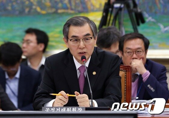 본문 이미지 - 정재찬 공정거래위원장은 지난 16일 &#34;올 상반기에 실시한 일부 외식업종 가맹본부의 불공정행위 조사가 마무리 단계에 있다&#34;며 &#34;신속히 법과 원칙에 따라 엄중 조치하겠다&#34;고 강조했다. ⓒ News1 한재호 기자