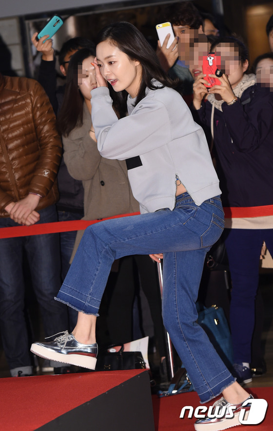 (서울=뉴스1스포츠) 권현진 기자 = 은근 섹시한 걸.배우 전소민이 7일 오후 서울 코엑스 메가박스에서 열린 영화 ‘약장수’(감독 조치언) VIP 시사회에 참석하고 있다.'약장수' …