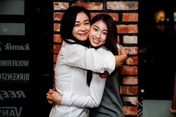 본문 이미지 - 배우 조민수와 신인 걸그룹 디아크 멤버 한라가 &acute;빛&acute; 뮤비 촬영현장 사진을 공개했다. ⓒ 뉴스1스포츠 / 뮤직K엔터테인먼트