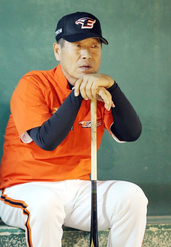 본문 이미지 - 한화 김성근 감독이 주말 첫 홈 경기에서 시즌 첫 연승을 일군 뒤 팬들에게 고마움을 전했다. ⓒ News1 DB