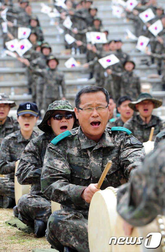 본문 이미지 - 8일 오후 전북 임실군 35사단 야외공연장에서 열린 "판소리 사철가 1,000인 떼창·떼북 기네스 도전" 연습에서 최창규 사단장과 장병 및 장병 가족들이 판소리 연습을 하고 있다. 이번 기네스도전은 사단창설 기념일인 20일에 진행될 예정이다.2015.4.8/뉴스1 ⓒ News1 김대웅 기자