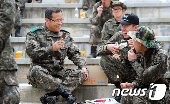 본문 이미지 - 8일 오후 전북 임실군 35사단 야외공연장에서 열린 판소리 사철가 1,000인 떼창·떼북 기네스 도전을 위한 리허설 중 최창규 사단장이 장병들과 함께 휴식을 취하고 있다. 이번 기네스도전은 사단창설 기념일인 20일에 진행될 예정이다.2015.4.8/뉴스1 ⓒ News1 김대웅 기자