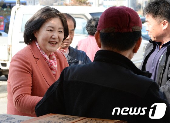 고향 찾은 문재인 부인 고향 찾은 문재인 부인