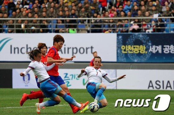 본문 이미지 - 8일 대전 유성구 대전 월드컵경기장에서 열린 여자축구 국가대표팀 친선경기에서 박은선이 러시아 수비수들 사이에서 공을 몰고 있다. 2015.7.8/뉴스1 ⓒ News1 신성룡 기자