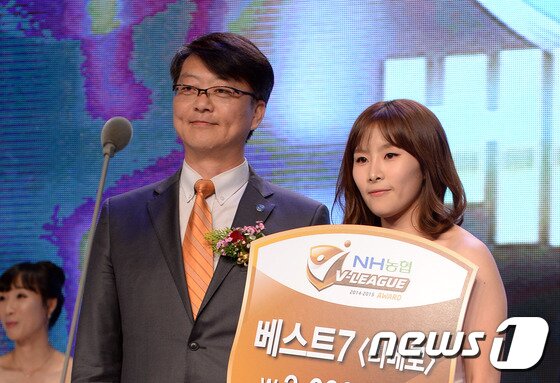 본문 이미지 - GS칼텍스 나현정(오른쪽)이 8일 오후 서울 여의도 63빌딩 그랜드볼룸에서 열린 NH농협 2014-2015 V리그 시상식에서 베스트7 리베로에 선정된 후 노지영 KBS N 부사장과 기념촬영을 하고 있다. 2015.4.8/뉴스1 ⓒ News1 신웅수 기자