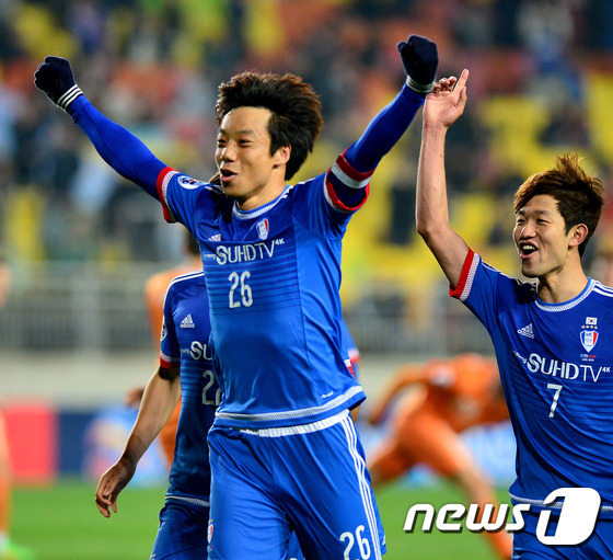 (수원=뉴스1) 이재명 기자 = 8일 오후 경기도 수원월드컵경기장에서 열린 2015 AFC 챔피언스리그 조별예선 4차전 수원삼성과 브리즈번 로어FC 경기에서 골을 넣은 수원삼성 염 …