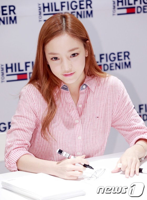 (서울=뉴스1) = 카라 구하라가 9일 오후 서울 송파구 잠실 롯데백화점 타미힐피거 매장에서 진행된 팬사인회에서 사인을 하고 있다. 2015.4.9 스타뉴스/뉴스1