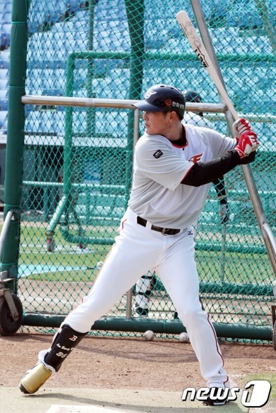 본문 이미지 - 넥센에서 트레이드된 이성열이 한화 이적 첫날인 9일 LG전에서 역전 투런포를 터뜨렸다. ⓒ News1 DB