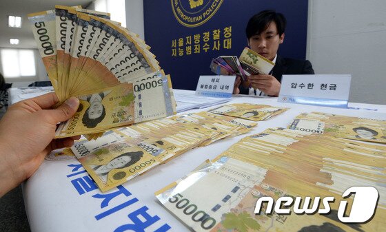 본문 이미지 - 서울 중랑구 묵동 서울지방경찰청 지능범죄수사대에서 경찰이 보이스피싱 피해금을 중국으로 송금하는데 사용한 증거물을 정리하고 있다.2015.5.1/뉴스1 ⓒ News1 신웅수 기자