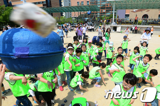 (고양=뉴스1) 민경석 기자 = 근로자의 날을 맞은 1일 오후 경기 고양 다솜초등학교에서 열린 운동회에서 어린이들이 콩주머니를 던져 박 터뜨리기를 하고 있다. 2015.5.1/뉴스 …