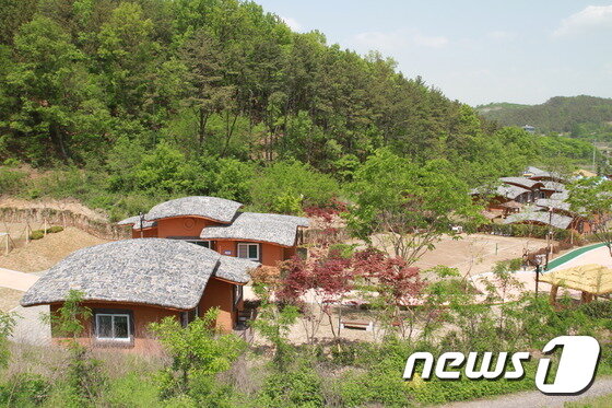 본문 이미지 - 경남 창녕군의 국내 최대 자연 내륙습지 우포늪에 위치한 우포생태촌 유스호스텔. 우포생태촌은 자연 친화적인 너와지붕 형태와 황토를 소재로 하여 15개 객실을 독립가옥 형태로 꾸며졌다./뉴스1 ⓒ News1 이철우 기자