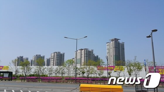 본문 이미지 - 인천 서구 경서동 청라국제도시 A12블록에 위치한 청라 제일풍경채 2차 에듀&파크의 사업지. 뒤쪽으로 청라 제일풍경채 1차 아파트가 보인다. /사진=오경묵 기자 ⓒ News1