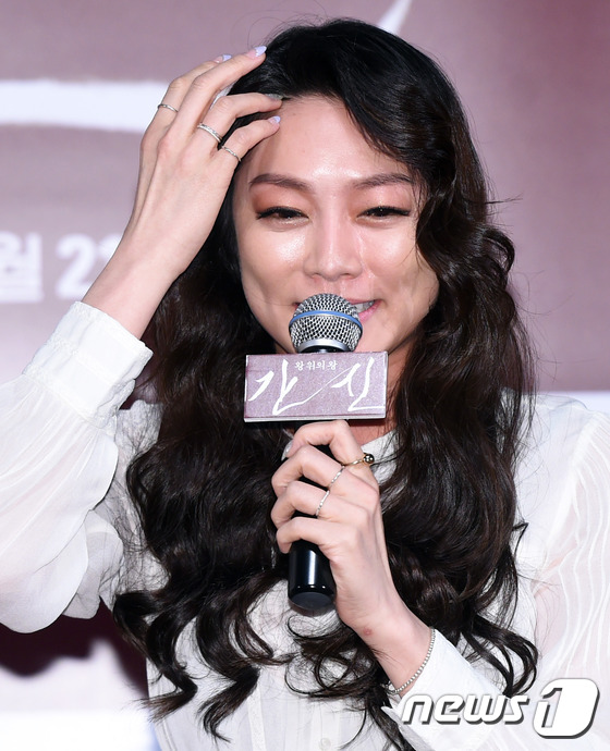 (서울=뉴스1스포츠) 권현진 기자 = 영화 촬영 너무 행복합니다.배우 차지연이 11일 오후 서울 건대 롯데시네마에서 열린 영화 ‘간신’(감독 민규동) 언론시사회에 참석해 매력을 영 …