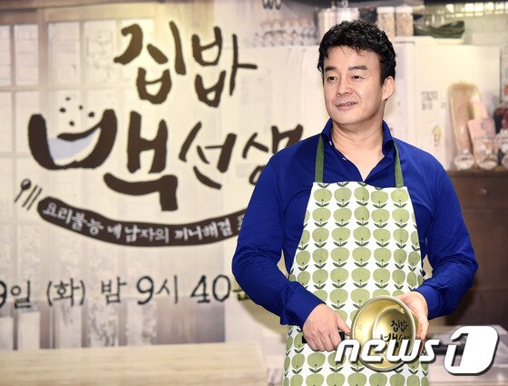 본문 이미지 - 백종원 요리연구가가 12일 낮12시 호텔 리츠칼튼 서울에서 열린 tvN ‘집밥 백선생’ 제작발표회에 참석해 포즈를 취하고 있다. ‘. ⓒ News1스포츠 권현진 기자