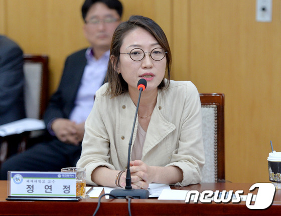 (대전=뉴스1) 신성룡 기자 = 12일 오후 대전 서구 시청 중회의실에서 열린 ‘국회의원 선거구 증설 6자 협의회 2차 회의’에 참석한 정연정 교수가 발언 하고 있다. 이날 권선택 …