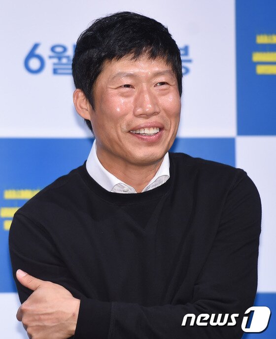 본문 이미지 - ;배우 유해진이 13일 오전 서울 강남구 압구정 CGV에서 열린 영화 "극비수사"(감독 곽경택) 제작발표회에 참석해 미소를 짓고 있다. ⓒ News1 권현진 기자