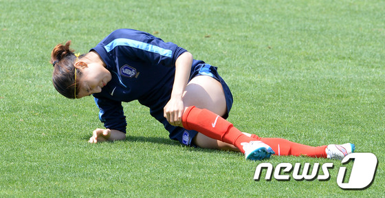 (파주=뉴스1) 이동원 기자 = 사상 첫 월드컵 16강 진출을 노리는 한국 여자 축구 대표팀이 월드컵을 한 달여 앞두고 13일 오전 파주NFC(국가대표 트레이닝센터)에서 훈련을 갖 …