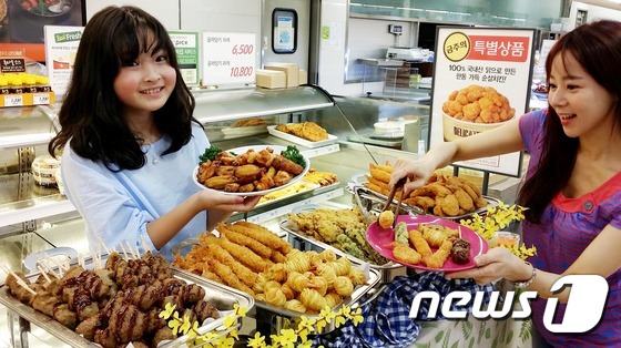 (서울=뉴스1) 조희연 기자 = 13일 서울 중구 봉래동 롯데마트 서울역점에서 모델들이 나들이 시즌을 맞이해 진행된 \'골라담는 즉석 델리뷔페\'에서 다양한 상품들을 선보이고 있다 …