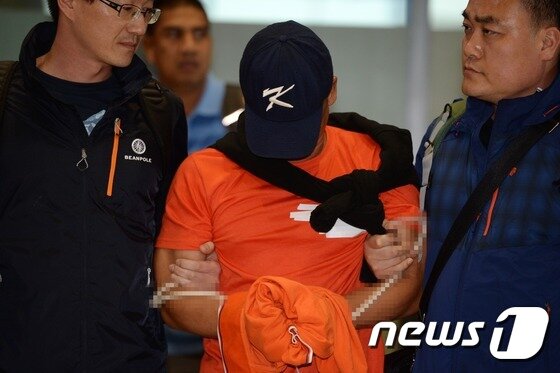 본문 이미지 - 안양 환전소 살인사건 및 필리핀 연쇄 납치사건 피의자 김성곤이 한-필리핀 범죄인인도조약에 따라 2015년 5월 13일 오후 인천국제공항을 통해 국내로 송환됐다. 2015.5.13 ⓒ 뉴스1 