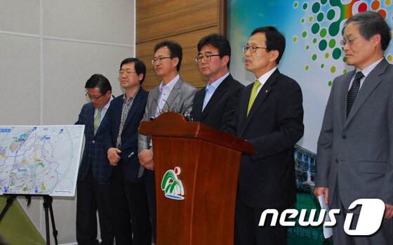 본문 이미지 - 충북도와 청주시·충북개발공사·학계·시민사회단체 등으로 구성된 ‘밀레니엄타운 조성사업협의회’는 14일 도청 브리핑룸에서 기자회견을 열고 밀레니엄타운 개발 계획을 발표했다.ⓒ News1