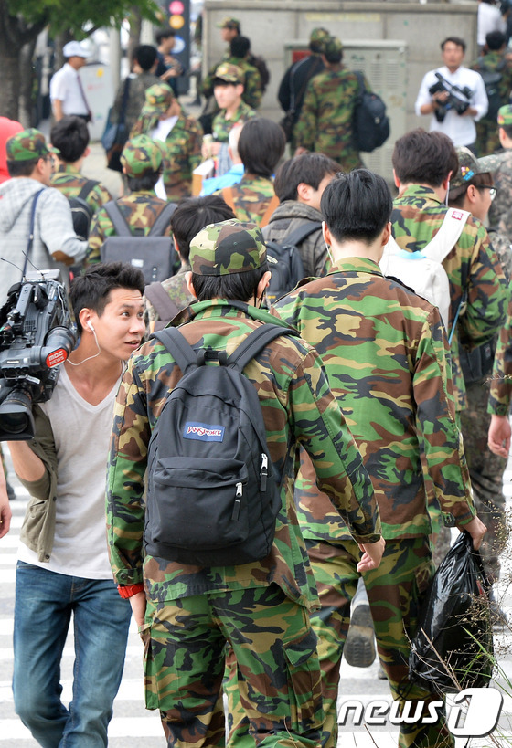 (서울=뉴스1) 이재명 기자 = 예비군 훈련 총기난사 사건 발생 다음날인 14일 오후 서울 내곡동 훈련장에서 퇴소한 예비군들이 서울시 송파구 복정역에서 군버스에서 내린 후 이동하고 …