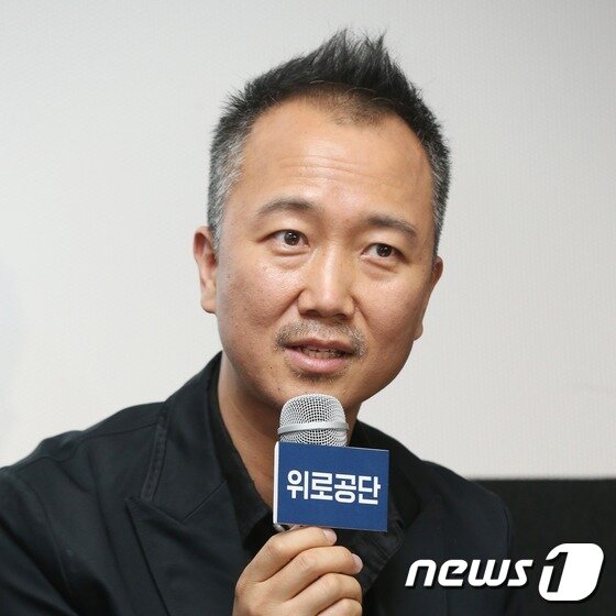 본문 이미지 - 기자들의 질문에 답변하는 임흥순 작가 ⓒ News1