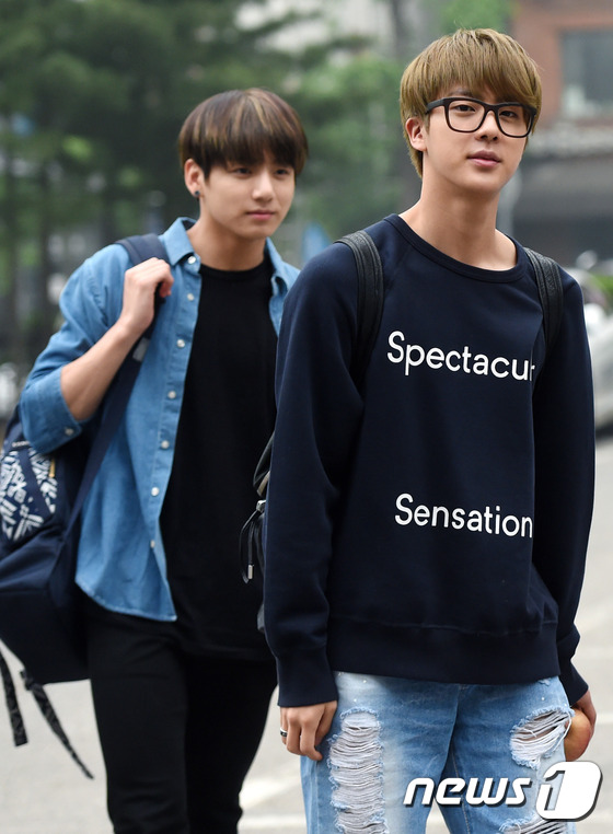 (서울=뉴스1스포츠) 권현진 기자 = 순정 만화 속 비주얼.방탄소년단 정국, 진(오른쪽)이 15일 오전 서울 여의도 KBS 신관 공개홀에서 열린 KBS 2TV '뮤직뱅크'(이하 뮤 …