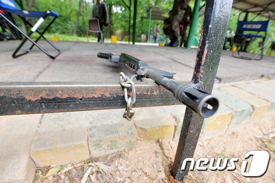 (대전=뉴스1) 신성룡 기자 = 예비군 훈련장 총기사고 발생 이틀째인 15일 육군 32사단 예하 대전 유성구 예비군훈련소에서 사격훈련 중 M16 총구를 총기이탈방지대와 안전고리에 …