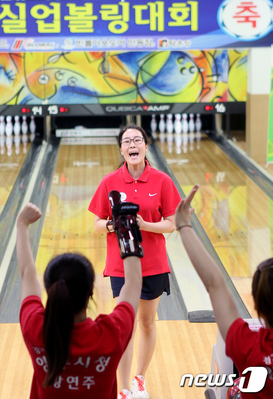 (안동=뉴스1) 피재윤 기자 = 15일 경북 안동볼링장에서 열린 제17회 한국실업볼링연맹회장기 전국실업볼링대회 여자 3인조 전반블록 3번째 경기에서 양주시청 이수정 선수가 퍼펙트게 …