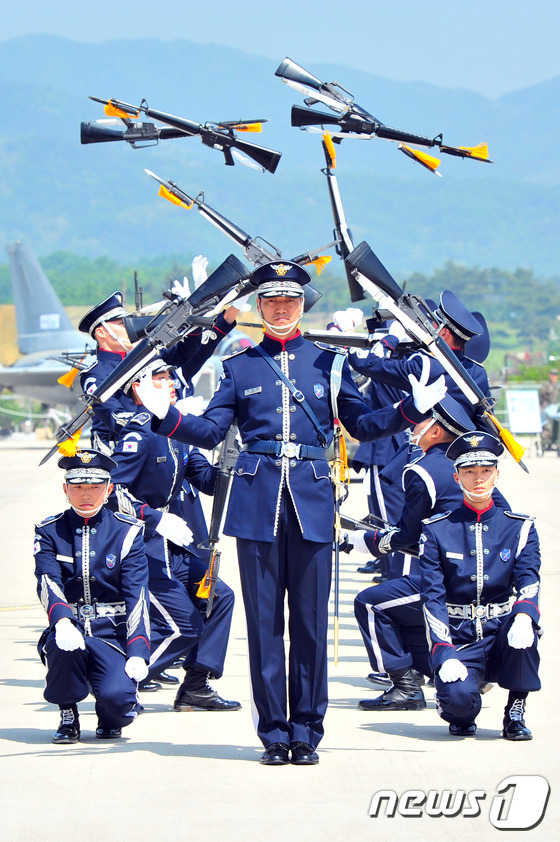 (예천=뉴스1) 최창호 기자 = 제37회 공군참모총장배 스페이스 첼린지 2015 경북예선이 16일 오전 제16전투비행단에서 개최된 가운데 공군 의장대가 축하 공연을 펼치고 있다.2 …