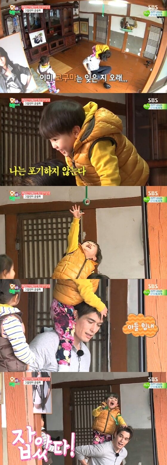 본문 이미지 - 리키김 아들 태오가 끈질긴 자세로 테이프 뜯기에 성공했다. ⓒ News1스포츠 / SBS &acute;오 마이 베이비&acute; 캡처