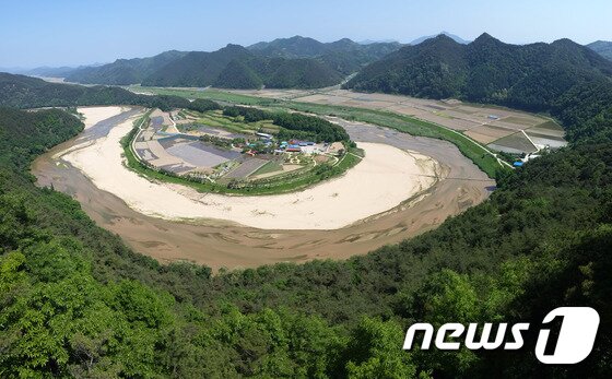 본문 이미지 -  '육지 속의 섬'으로 불리는 경북 예천군 용궁면 회룡포 마을..2015.5.17 ⓒ 뉴스1 최창호 기자