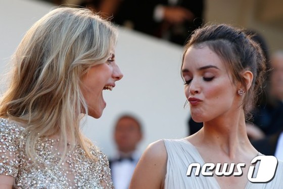 (칸 AFP=뉴스1) 이기창 = 캐나다 여배우 샬롯 르 본(왼쪽)과 프랑스 여배우 멜라니 로랑이 18일(현지시간) 프랑스 칸에서 열리고 있는 제68회 칸영화제에 출품된 '이사이드 …