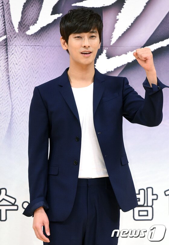 본문 이미지 - 배우 주지훈이 19일 오후 서율 목동SBS에서 열린 드라마 ‘가면’ 제작발표회에 참석해 포즈를 취하고 있다. ⓒ News1스포츠 권현진 기자