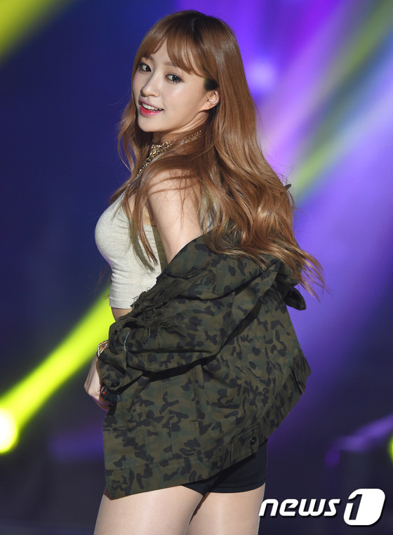 (서울=뉴스1스포츠) 권현진 기자 = 이러니 안 반해?EXID 하니가19일 오후 서울 상암동 SBS프리즘타워에서 생방송으로 열린 MTV의 ‘더 쇼 시즌4’(이하 더 쇼)에서 화려한 …