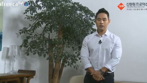 본문 이미지 - 병역기피 의혹으로 입국금지를 당한 가수 유승준이 입장을 밝혔다.ⓒ News1스포츠/ 아프리카 tv(신현원프로덕션)