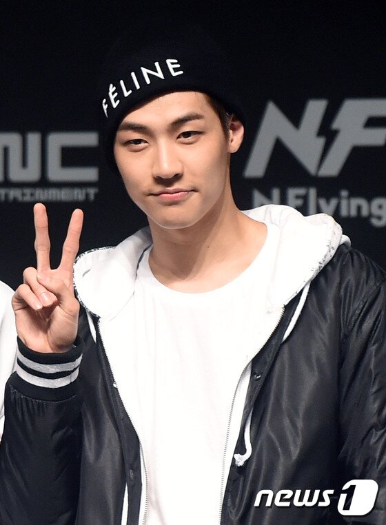 본문 이미지 - 그룹 엔플라잉(N.Flying) 이승엽이 20일 오후 서울 광진구 광장동 악스홀에서 데뷔 앨범 "기가 막혀" 신비발광 쇼케이스를 열고 포즈를 취하고 있다.. ⓒ News1 스포츠 / 권현진 기자