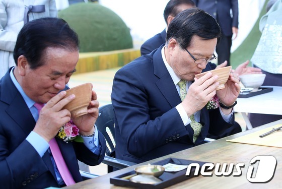 (서울=뉴스1) 오대일 기자 = 정의화 국회의장과 정갑윤 부의장이 20일 서울 여의도 국회 잔디마당에서 개최된 '열린국회와 함께하는 팔도차문화 큰잔치'에서 진다례에 올려진 차를 음 …