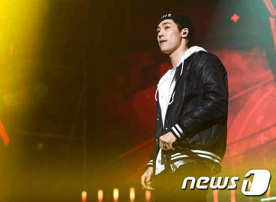 (서울=뉴스1스포츠) 권현진 기자 = 빛이나는 왕자님.그룹 엔플라잉(N.Flying) 이승엽이 20일 오후 서울 광진구 광장동 악스홀에서 데뷔 앨범 '기가 막혀' 신비발광 쇼케이스 …