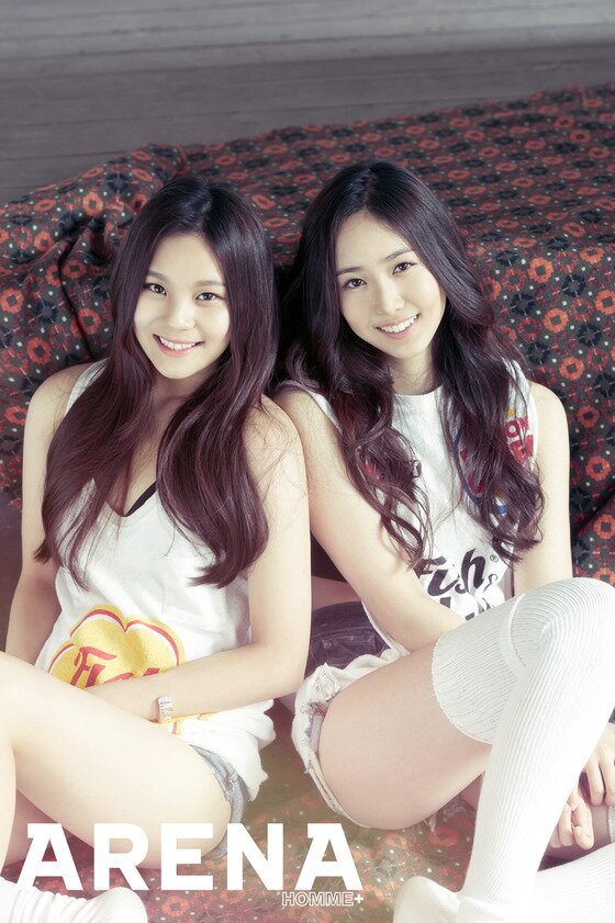 본문 이미지 - 걸그룹 여자친구 엄지와 신비가 화보를 통해 사랑스러운 매력을 뽐냈다. ⓒ 뉴스1스포츠 / 아레나 옴므 플러스