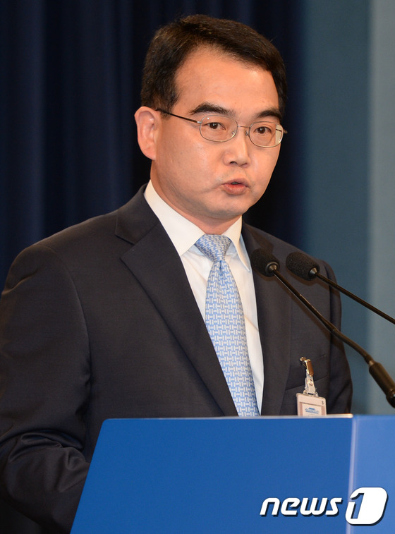 (서울=뉴스1) 허경 기자 = 김성우 청와대 홍보수석이 21일 오전 청와대 춘추관에서 열린 브리핑에서 신임 국무총리에 황교안 법무부 장관이 내정됐다고 발표하고 있다. 2015.5. …