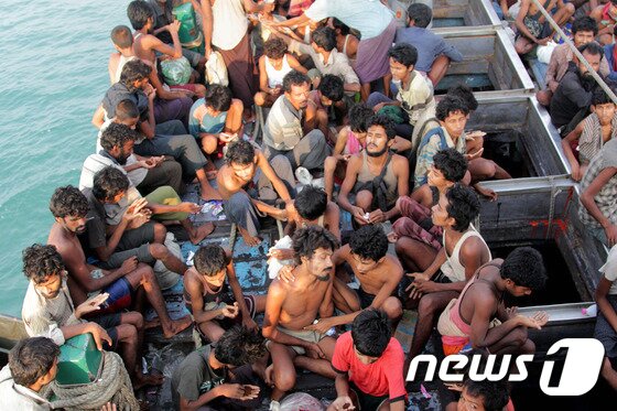 본문 이미지 - 2015년 난민선을 빽빽이 채운 미얀마 로힝야족. ⓒ AFP=뉴스1