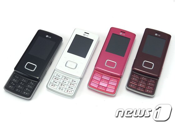 본문 이미지 - LG전자가 2005년 글로벌 시장에 선보였던 '초콜릿폰'(LG전자 제공) ⓒ News1