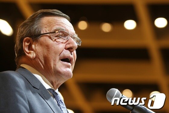 본문 이미지 - 게르하르트  슈뢰더 전 독일총리가 하르쯔개혁 등 독일의 노동 시장 개혁에 대해 설명하는 모습.ⓒ News1