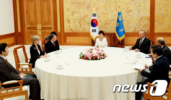 (서울=뉴스1) 이광호 기자 = 박근혜 대통령이 21일 청와대에서 믹타(MIKTA) 외교 장관을 접견하고 있다.믹타(MIKTA)는 멕시코, 인도네시아, 한국, 터키, 호주 등 5개 …