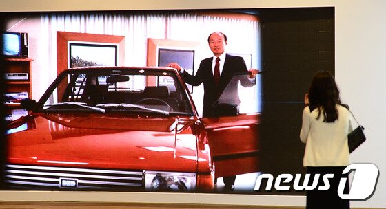 본문 이미지 - 2015년 5월 서울 삼성동 그랜드인터콘티넨탈 서울 파르나스 호텔에서 열린 故 정세영 현대산업개발 명예회장 타계 10주기 추모식에서 한 참석자가 추모 전시를 관람하고 있다. 2015.5.21/뉴스1 ⓒ News1 박세연 기자